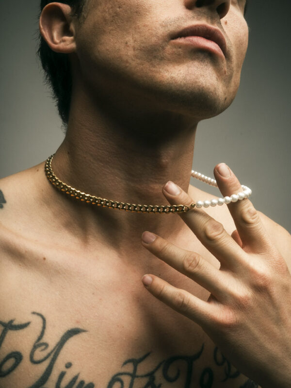 Alternative view of Hagikari - Collar de perlas y cadena cubana dorada