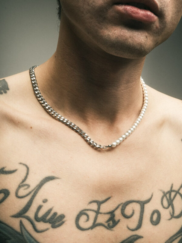 Alternative view of Hagikari - Collar de perlas y cadena cubana plateada