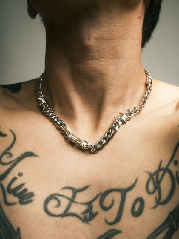 Alternative view of Keikai - Cadena cubana plateada con puas