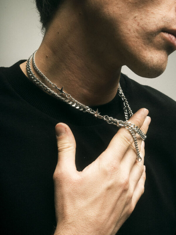 Alternative view of Yuko - Collares plateados con dijes